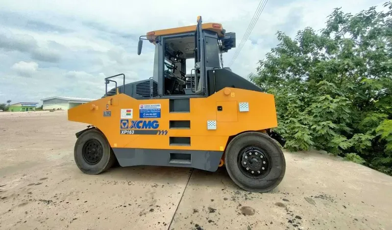 XCMG XP163 самоходный статический пневмоколесный каток 16 тонн — фото 4