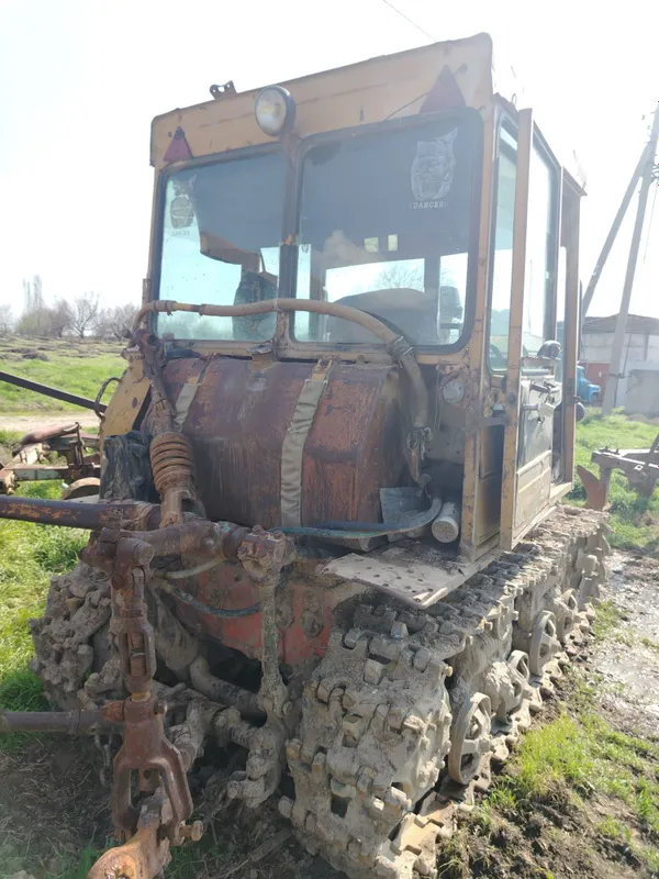 Qishloq xo'jalik texnikasi ya'ni traktor sotiladi zanjirli 1