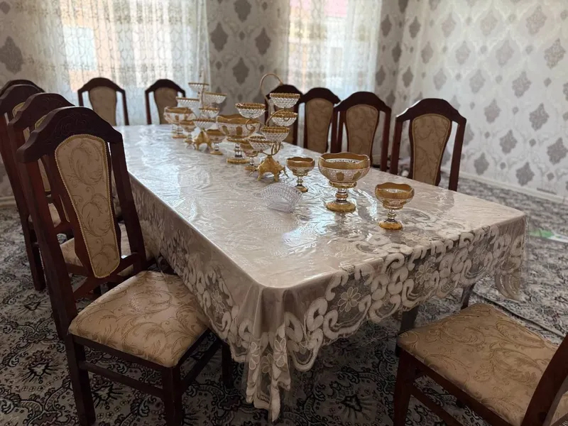 stol stul ustidegi idishlari va pardalari sotiladi