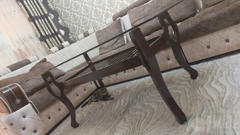 ПРОДАЁТСЯ ДЕРЕВЯНЫЙ СТОЛ со стеклянной столешницей и полочкой снизу 2 ПРОДАЁТСЯ ДЕРЕВЯНЫЙ СТОЛ со стеклянной столешницей и полочкой снизу 2