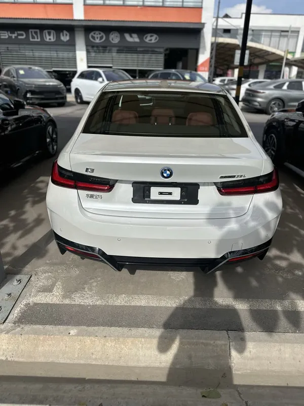 Bmw i3 35L qora oq yengi 2025 — фото 2