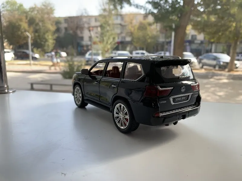 Modelka Lexus LX570 1:24 2