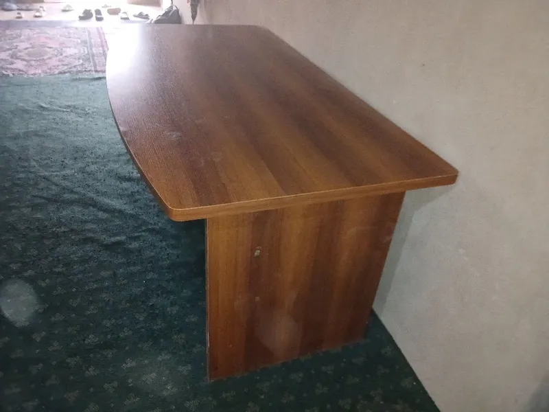 Mebilni stol kabenit stolni kamyutr uchun ikkita