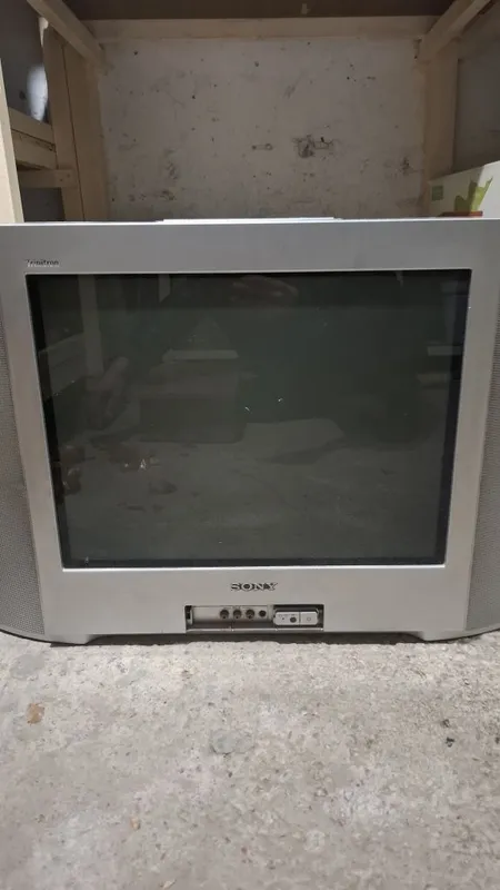 Продам Оригинал телевизор Sony trinitron Четко показывает.Шошилинг.