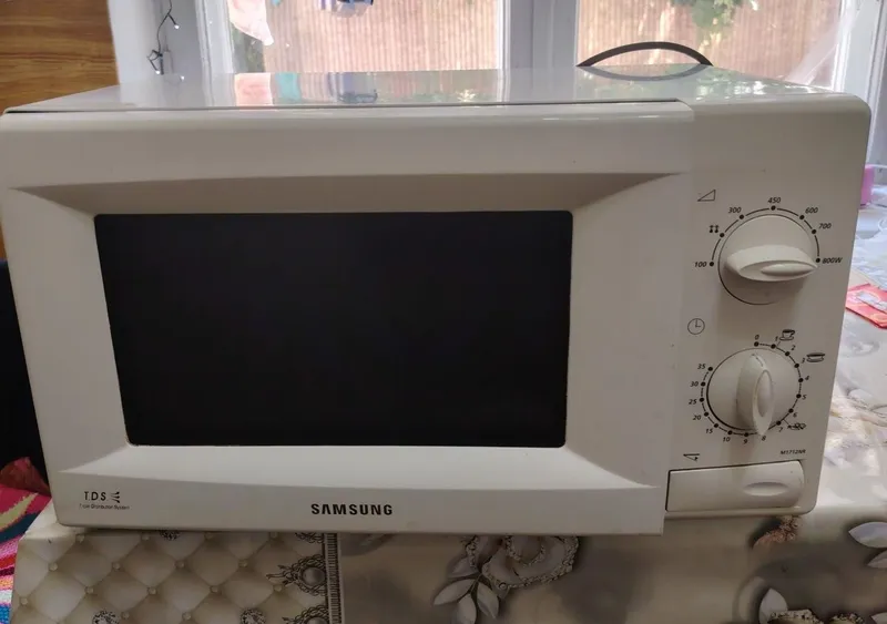 Продам микроволновку Samsung 1 Продам микроволновку Samsung 1