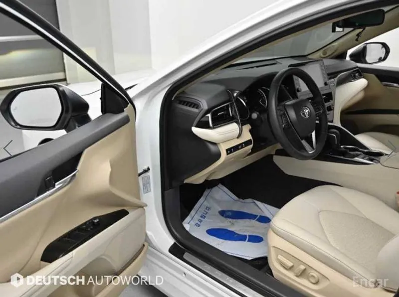 Toyota Camry 2.5 XLE Hybrid 3