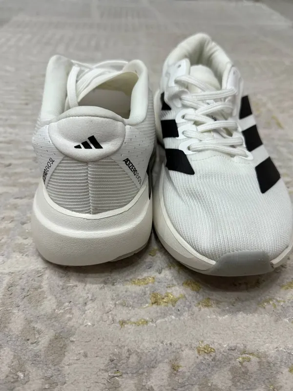 Для повседневной носки и бега.
Adidas adizero 3