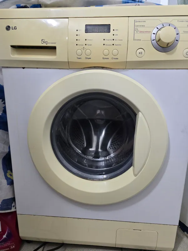 Стиральная машина LG 5 кг отличное состояние.