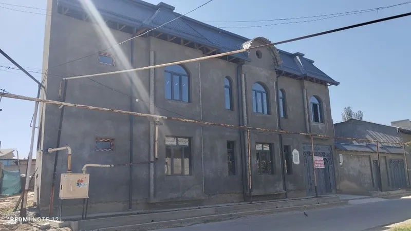 Uy sotiladi 2.7 sotx karobka xolatida