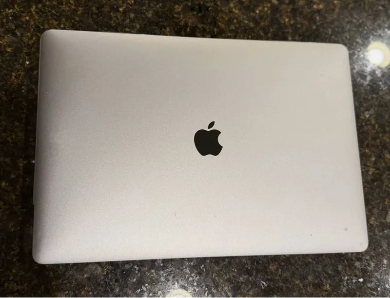 Macbook Pro 15 inch 2018 oxiri + Srochna sotiladi — фото 2