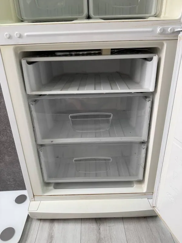 Продаеться холодильник indesit ES 18 3