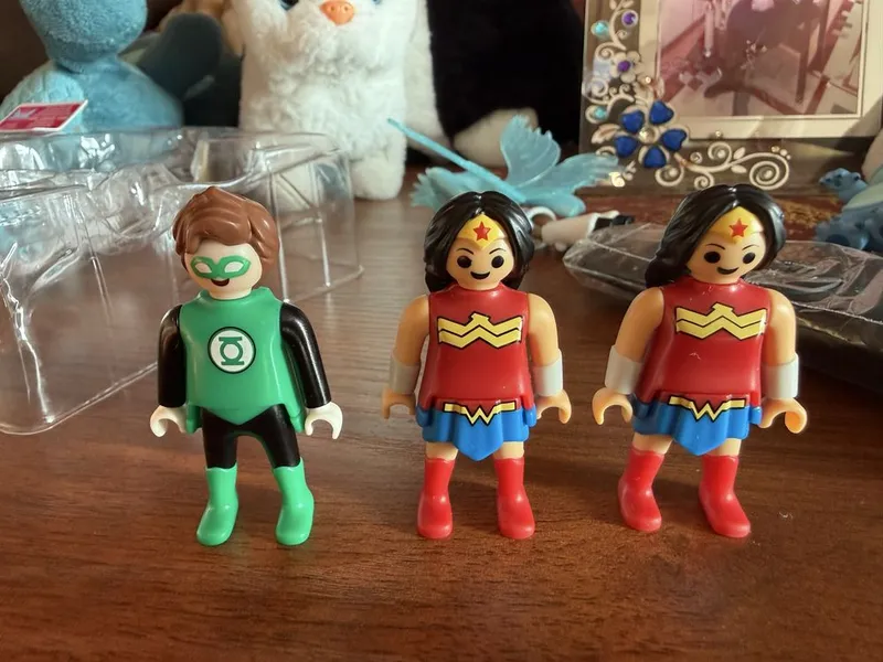 Обмен фигурок из DC kinder и Странные дела