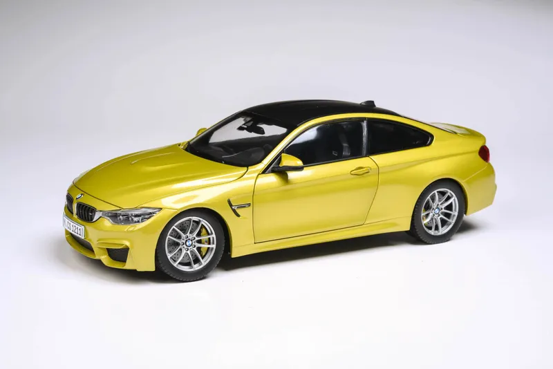 Kolleksiya uchun BMW M4 Coupe 1:18 — Yangi