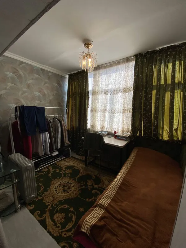 Ta’mirlangan, g‘ishtli uydagi keng 3 xonali kvartira sotiladi, reja 77-seriya 5
