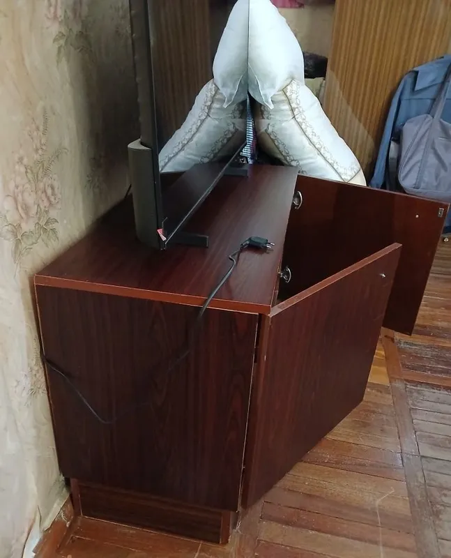 Продам б/у тумбу под телевизор 5 Продам б/у тумбу под телевизор 5
