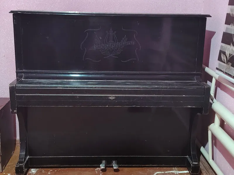 Enisiy pianino holati juda yaxshi faqat bir kishi foydalangan.