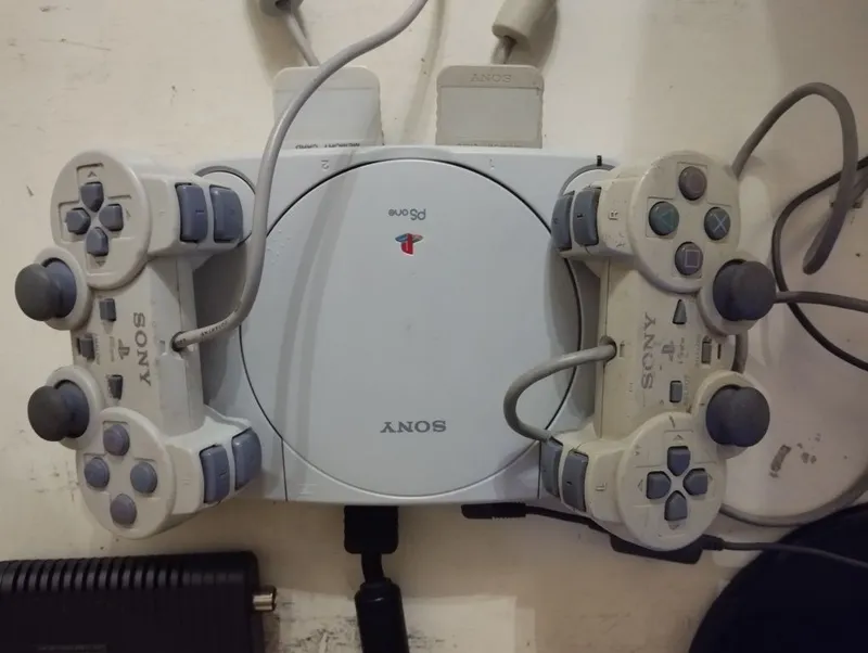 Игровая приставка Playstation one. — фото 1