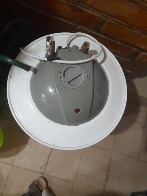 Ariston Sotiladi Vitech holati yangi 6 oy ishlatilgan 50 litrlik 3 Ariston Sotiladi Vitech holati yangi 6 oy ishlatilgan 50 litrlik 3