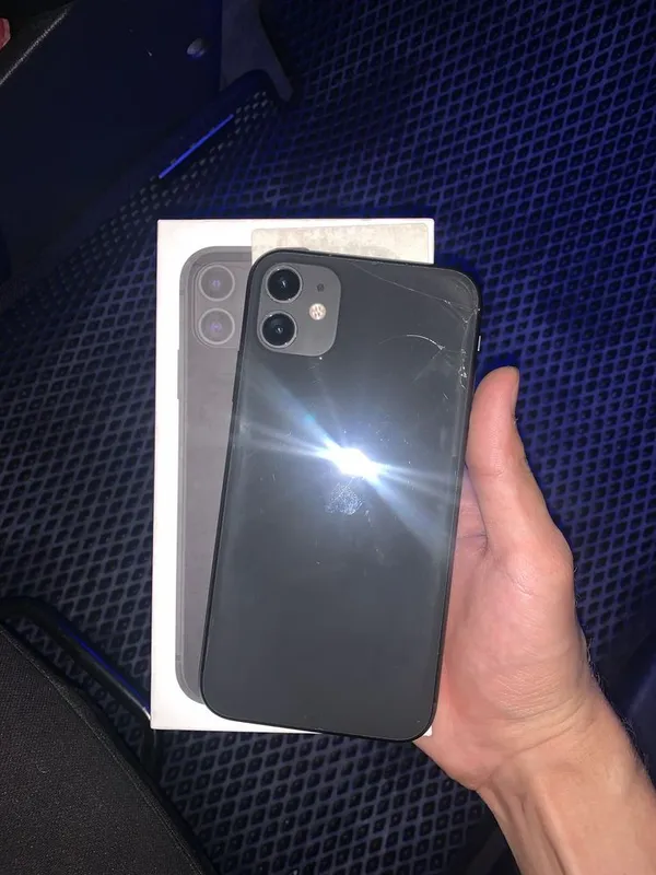 Iphone 11 в хорошеем состаяниии с каробка документами 3