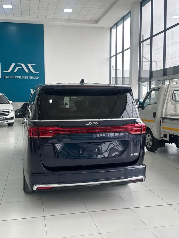 Jac rf 8 7 kishilik biznes klass mashina — фото 1