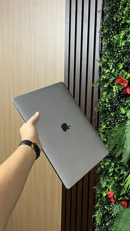 MacBook pro 2017 i7 1 MacBook pro 2017 i7 1