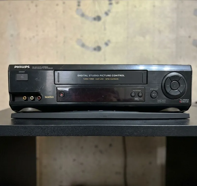 Philips Hi Fi stereo видеомагнитофон Philips Hi Fi stereo видеомагнитофон