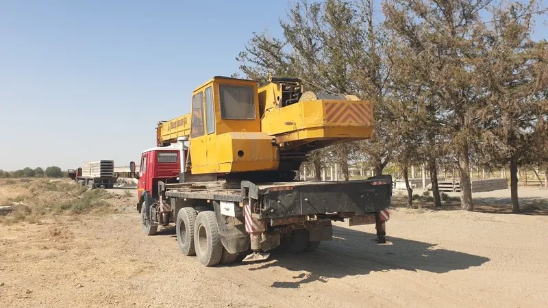 Avtokran Sotiladi 25 ton IVANOVIS 8 Avtokran Sotiladi 25 ton IVANOVIS 8