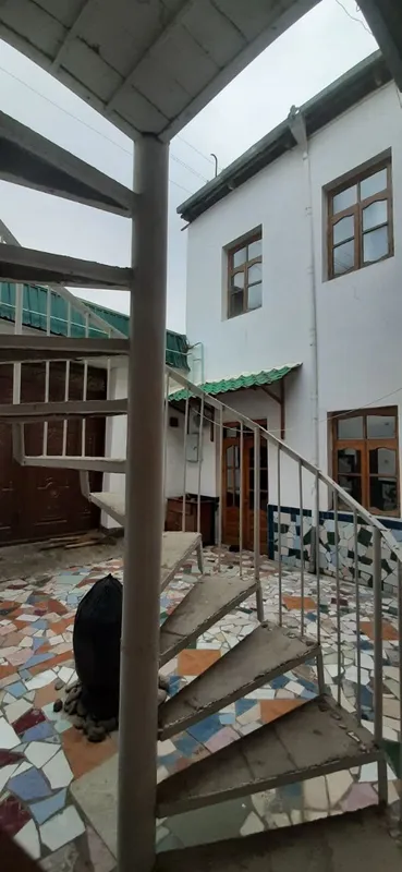 Eski shahar - Labi hovuzdan uchaska sotiladi. Tayyor hovlicha sotiladi — фото 2