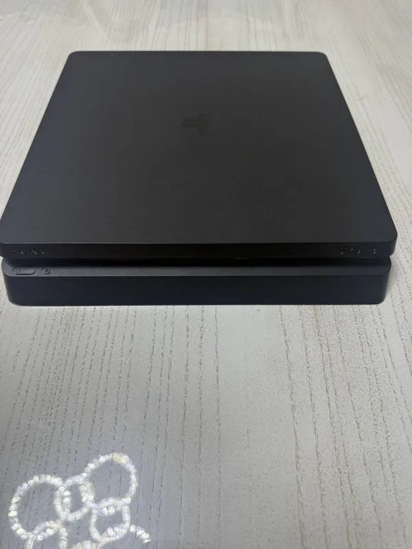 Playstation 4 slim, 2 jostik original 1 Playstation 4 slim, 2 jostik original 1