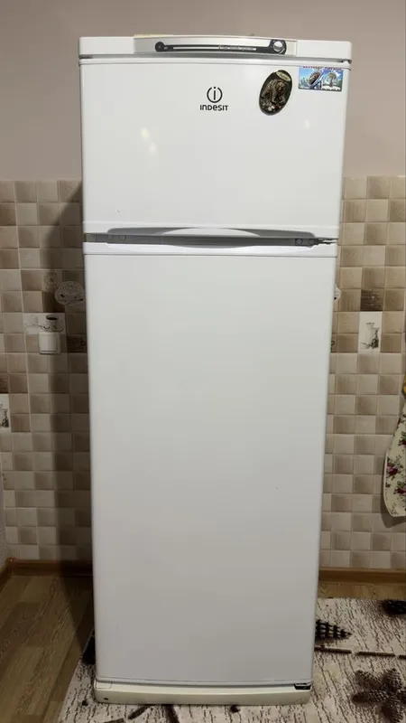 Продаётся холодильник Indesit