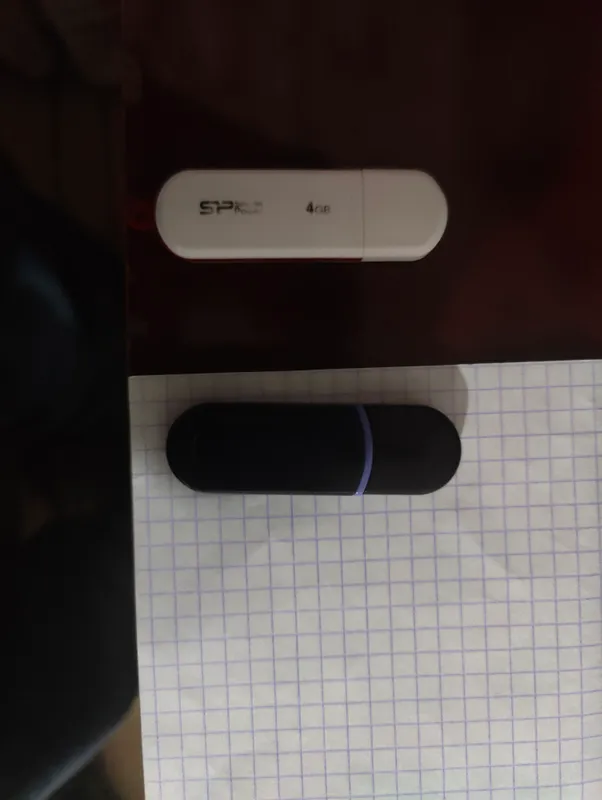 Kompyuter fleshkalari sotiladi. 4 va 8 Gb.