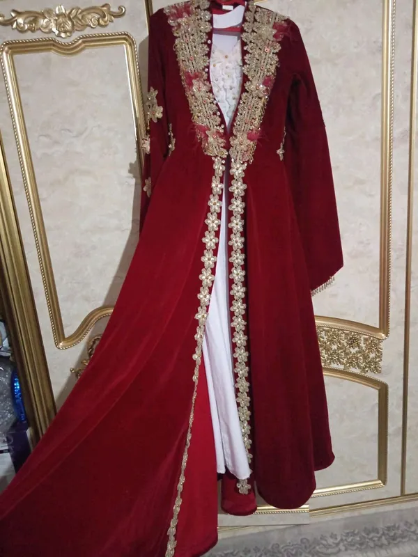 Kelinlar uchun ansanbil taqinchoqlari bilan 6 Kelinlar uchun ansanbil taqinchoqlari bilan 6