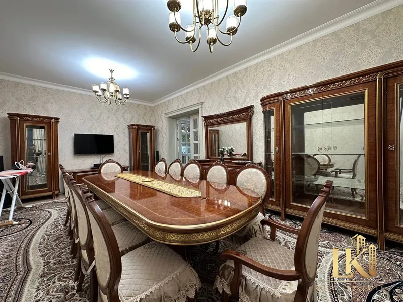 Продаётся просторный дом с качественным ремонтом, полностью меблированный и укомплектованный техникой, с 4 спальнями, 4 санузлами, летней кухней, подземным гаражом и парковкой, идеально для семьи или аренды — фото 1