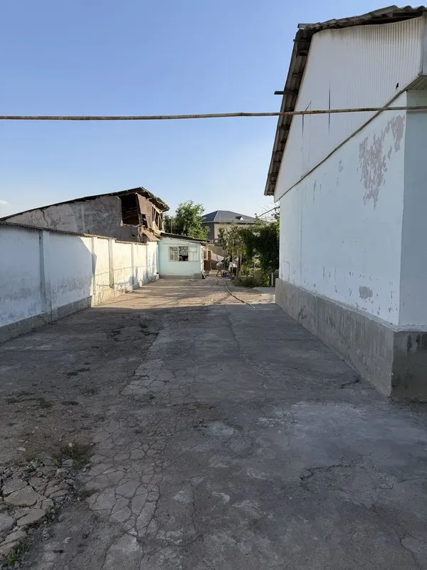 Oxangaron markazida katta hovli uy sotiladi. 10