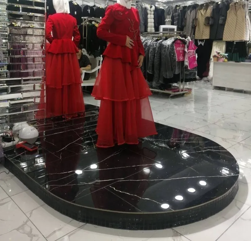 красное платье