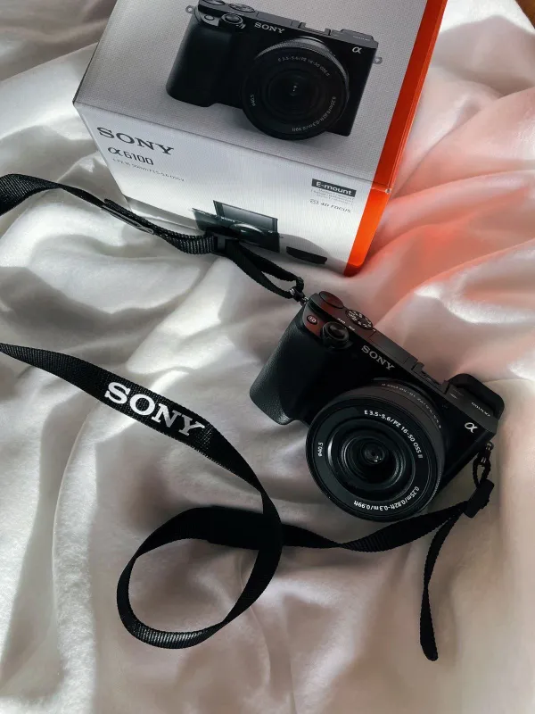 Sony ZV E-10 (kit) 16-50 mm sumkacha bilan 3 Sony ZV E-10 (kit) 16-50 mm sumkacha bilan 3