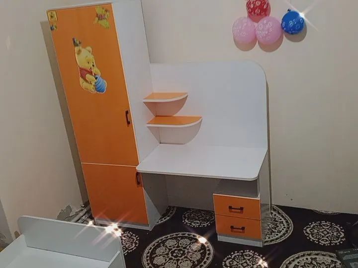 Yangi bolalar shkafi stol bilan, sabzirangda juda chiroyli mebel — фото 1