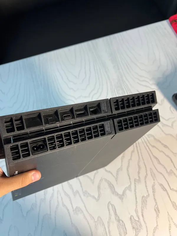PlayStation 4, 1 геймпад, внутри есть игры, не вскрывалась, не перегревается 2 PlayStation 4, 1 геймпад, внутри есть игры, не вскрывалась, не перегревается 2