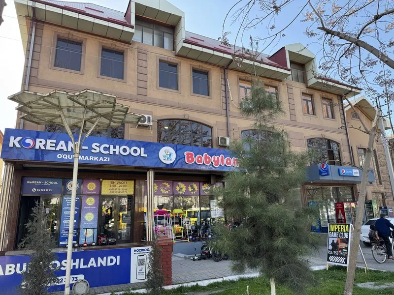 Bino 2-qavati ijaraga beriladi.