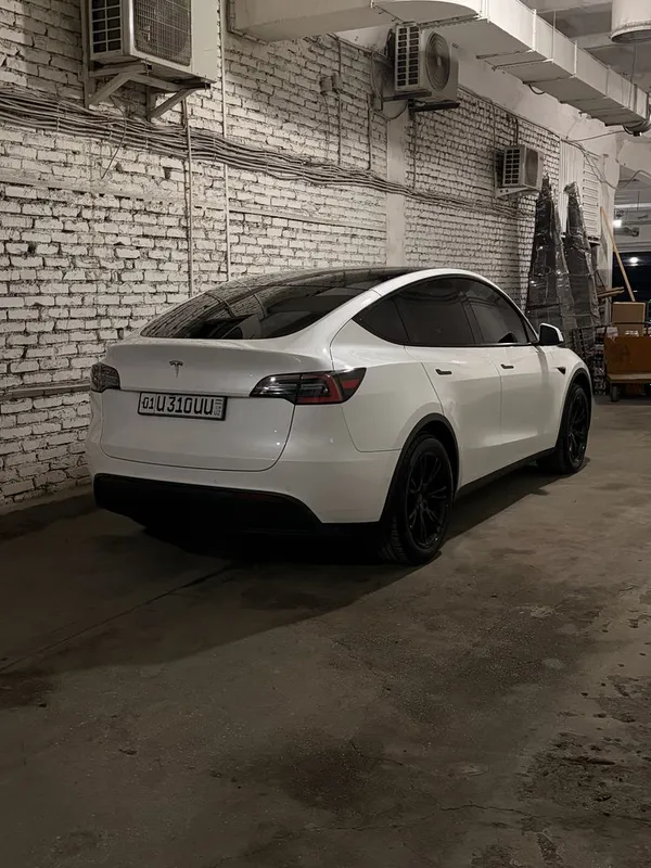 Tesla model Y 2021 3 Tesla model Y 2021 3