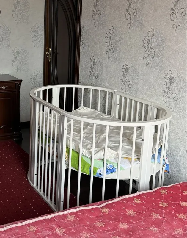 Bolalar uchun oval karavot-transformer matras bilan sotiladi.