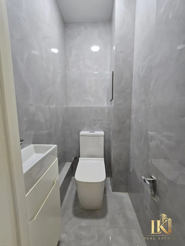 Yangi, ozoda ta’mirli keng 3 xonali kvartira sotiladi, 74 m² (1/9), g‘ishtli uy 7