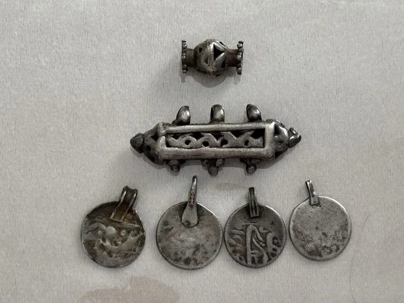 Arab kumush tangalari va taqinchoq bo’lagi