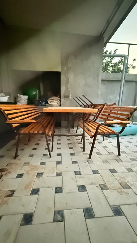 Стол со скамейкой и стульями для двора 1