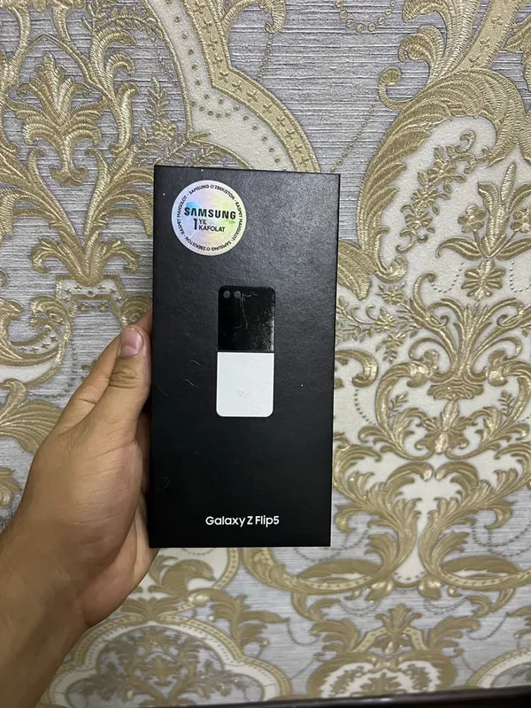 Samsung galaxy Z Flip5 7