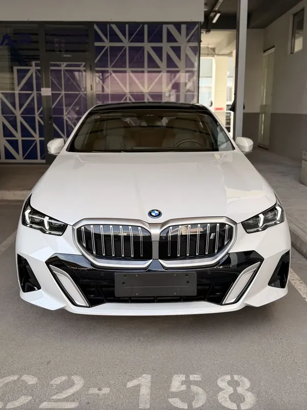 Bmw I5 40L доп. опции белый/чёрный 1 Bmw I5 40L доп. опции белый/чёрный 1