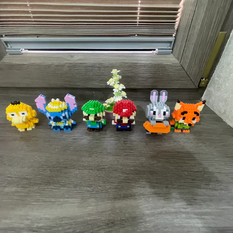 7 dona mini Lego figuralari, har birida 300+ ta detal