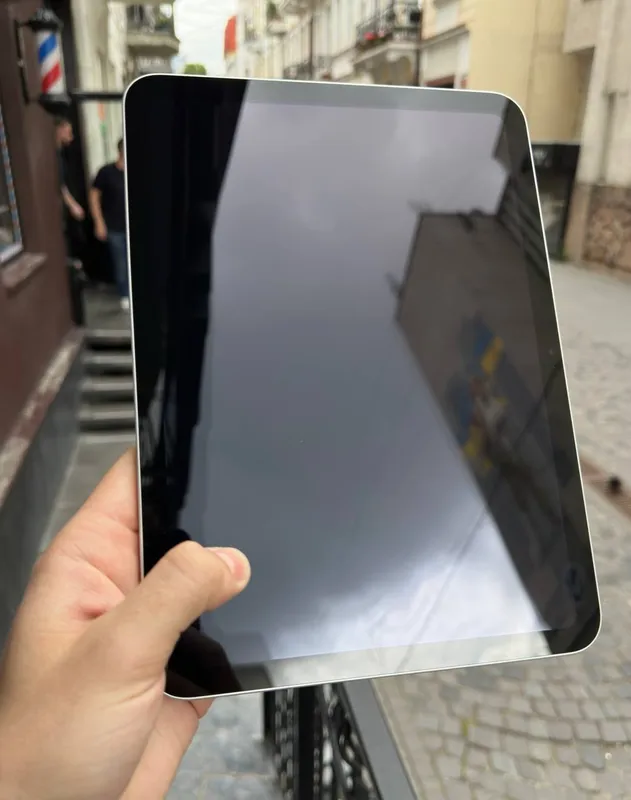 iPad A16 Silver 128GB WiFi 99% 2 iPad A16 Silver 128GB WiFi 99% 2