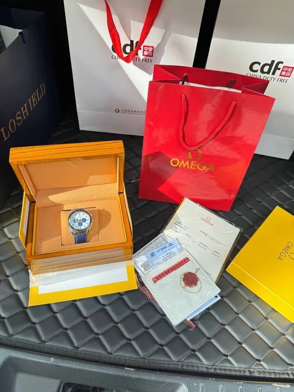 Omega Speedmaster Moonphase Moonphase Chronograph (oq siferblat, ko‘k qo‘shim 3 Omega Speedmaster Moonphase Moonphase Chronograph (oq siferblat, ko‘k qo‘shim 3