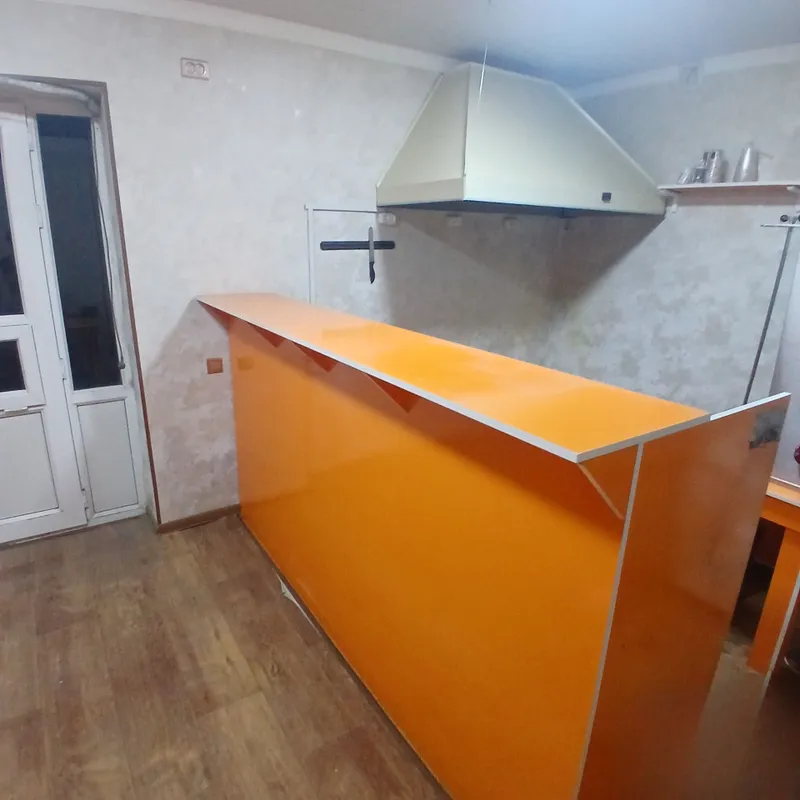 Bar uchun stol. Kichik kafe uchun stol-stul 3 komplekt. Arzon Srochna. 4 Bar uchun stol. Kichik kafe uchun stol-stul 3 komplekt. Arzon Srochna. 4